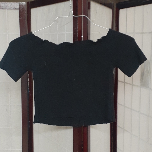 Over the shoulder, stretch, button up crop top 🖤 - Picture 5 of 6